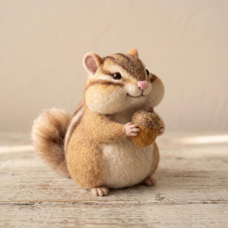 Eichhörnchen aus Wollfilz, Handgefertigte Nadelfilz-Skulptur, 7,5 cm, Naturwolle