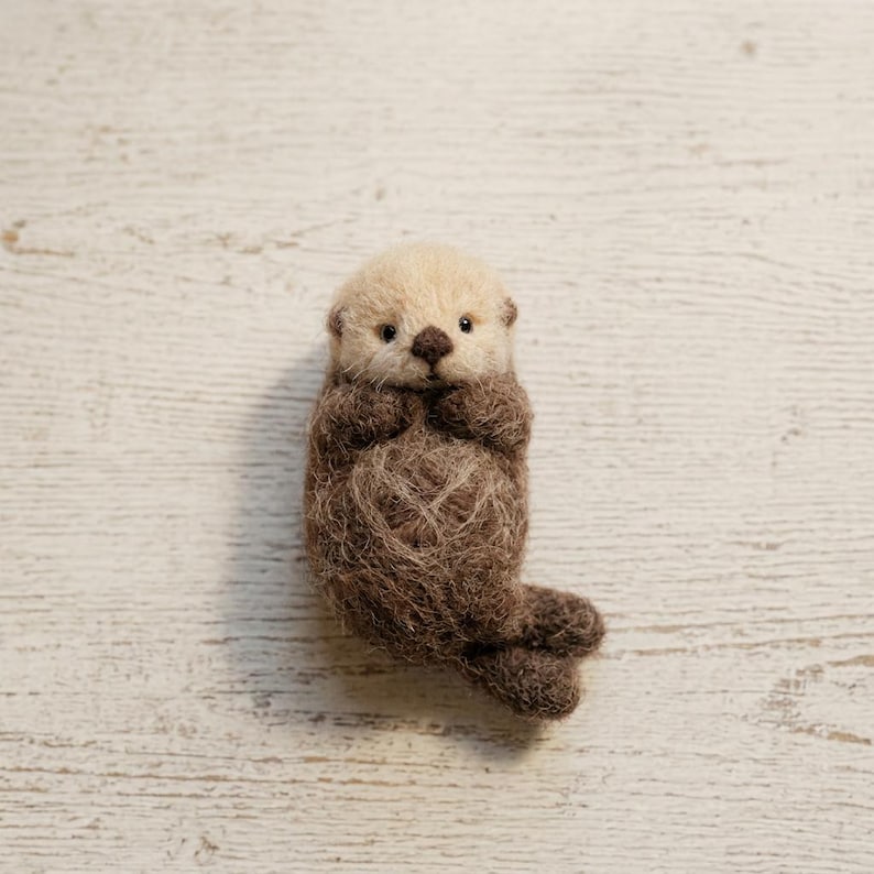 Nadelgefilzter Seeotter mit Herz – Handgefertigte Miniaturotter aus Naturwolle, 7,5 cm
