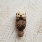 Nadelgefilzter Seeotter mit Herz – Handgefertigte Miniaturotter aus Naturwolle, 7,5 cm
