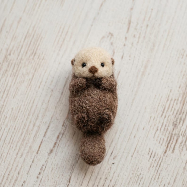 Nadelgefilzter Seeotter mit Herz – Handgefertigte Miniaturotter aus Naturwolle, 7,5 cm