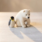 Handgefertiger nadelgefilzter Eisbär und Miniaturpinguin aus 100% Naturwolle