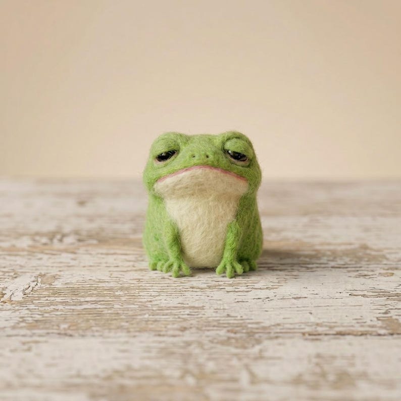 Nadelgefilzter trauriger Frosch, Miniatur-Kawaii-Frosch aus Wolle, grün, 6,5 cm, handgefertigtes Geschenk