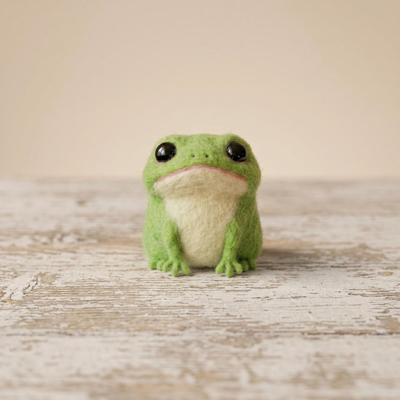 Nadelgefilzter trauriger Frosch, Miniatur-Kawaii-Frosch aus Wolle, grün, 6,5 cm, handgefertigtes Geschenk