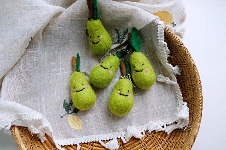 Lächelnder Birnen-Schlüsselanhänger aus Wollfilz, Obst Taschenanhänger