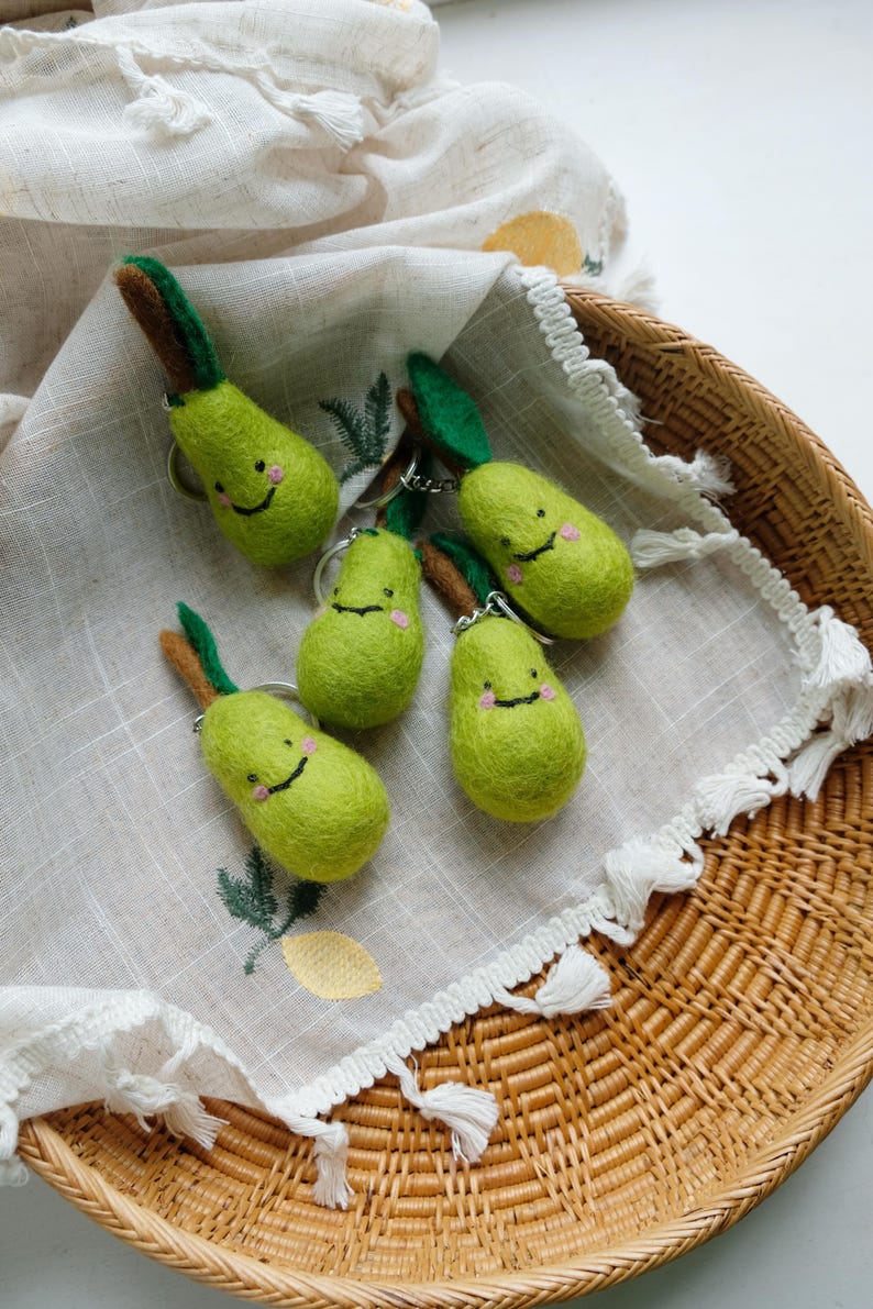Lächelnder Birnen-Schlüsselanhänger aus Wollfilz, Obst Taschenanhänger