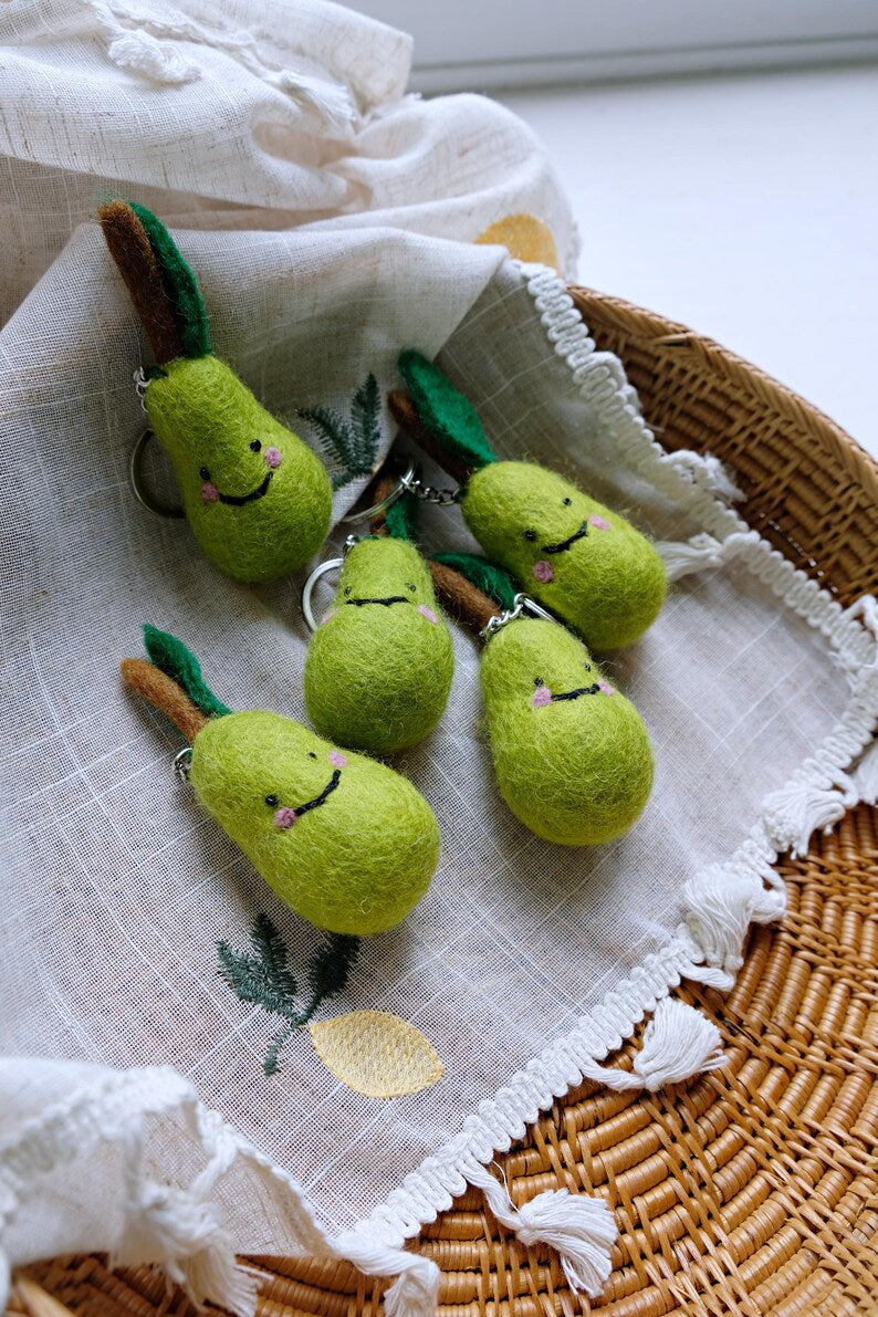 Lächelnder Birnen-Schlüsselanhänger aus Wollfilz, Obst Taschenanhänger