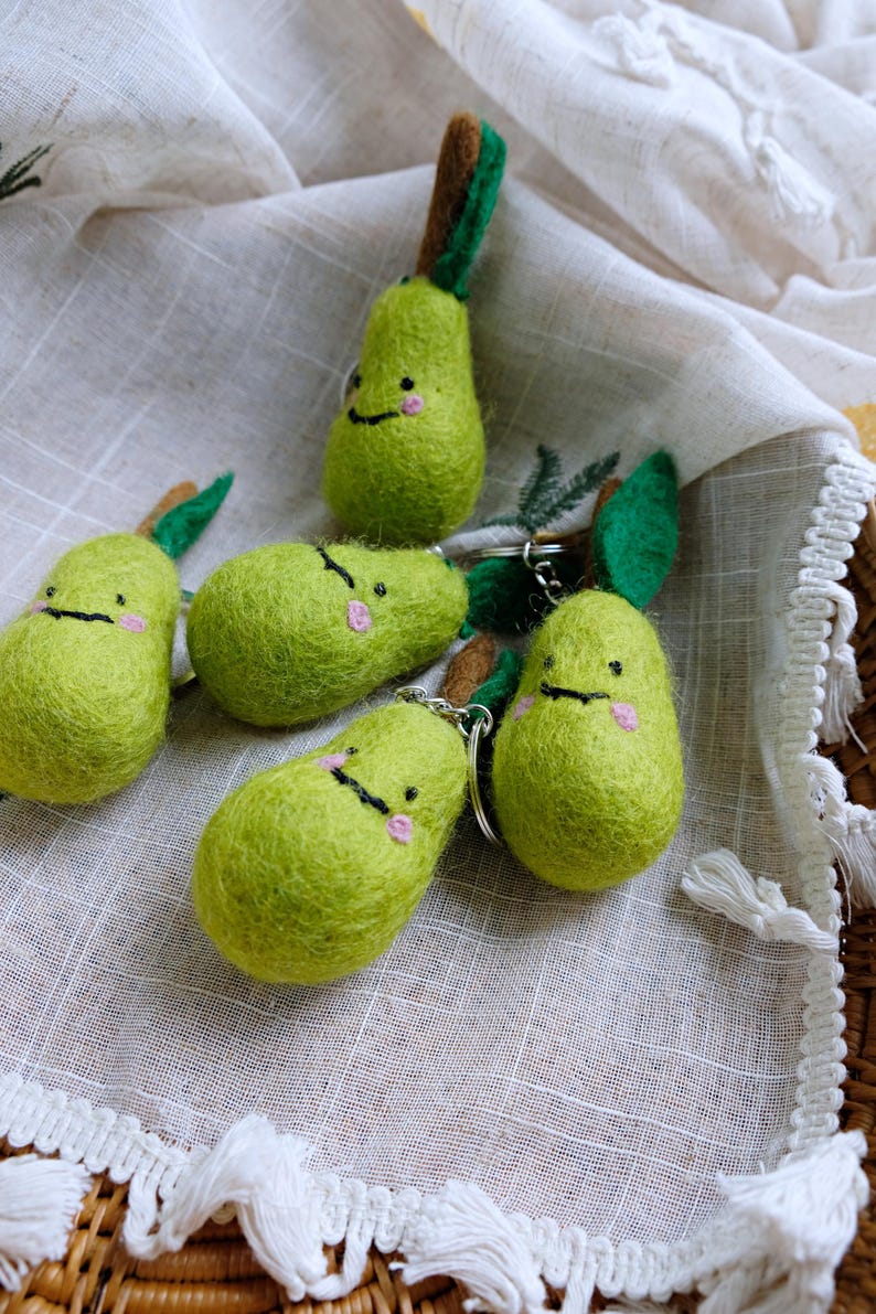 Lächelnder Birnen-Schlüsselanhänger aus Wollfilz, Obst Taschenanhänger