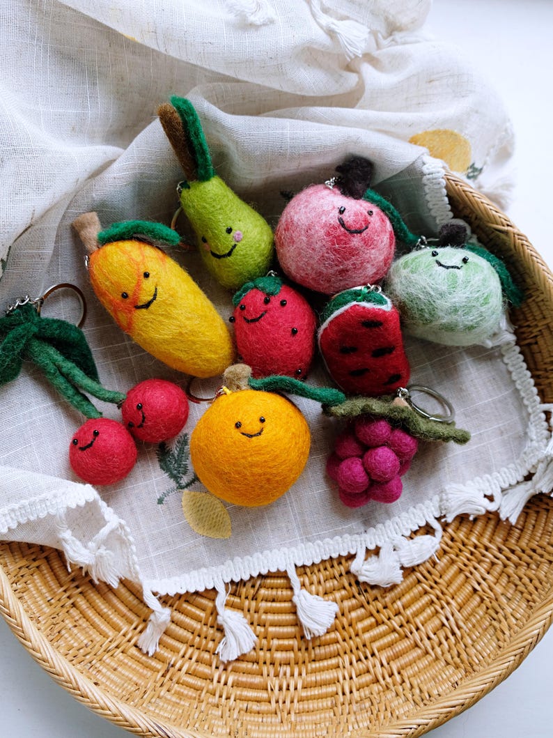 Lächelnder roter und grüner Apfel-Schlüsselanhänger aus Nadelfilz, Gemüsetaschenanhänger, Kawaii-Anhänger, Obst- und Gemüseanhänger