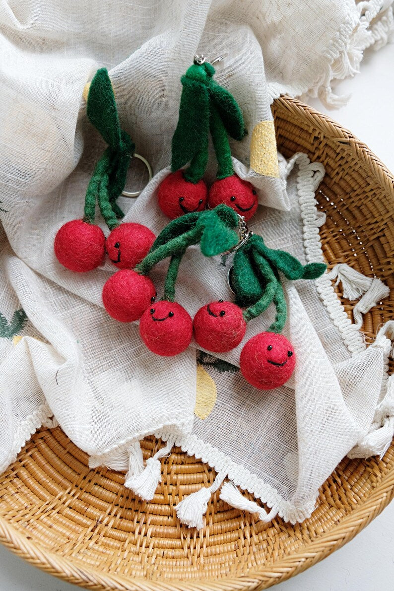 Nadelgefilzte Kirschen Schlüsselbund, handgemachter Wollfilz Obst Anhänger, Kawaii Kirsch Taschenanhänger