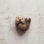Nadelgefilzter Seeotter mit Herz – Handgefertigte Miniaturotter aus Naturwolle, 7,5 cm