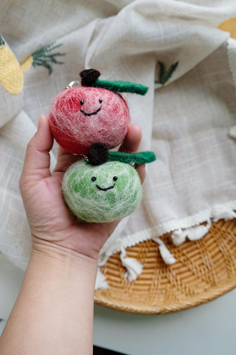 Lächelnder roter und grüner Apfel-Schlüsselanhänger aus Nadelfilz, Gemüsetaschenanhänger, Kawaii-Anhänger, Obst- und Gemüseanhänger