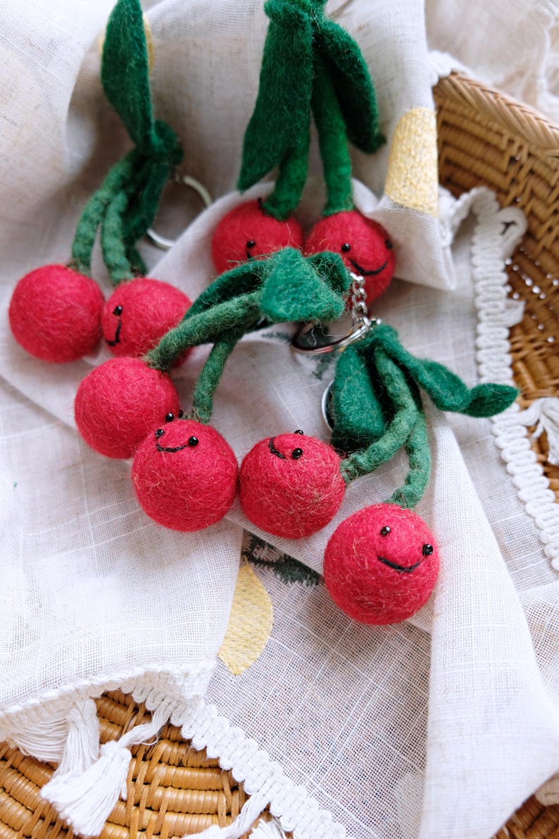Nadelgefilzte Kirschen Schlüsselbund, handgemachter Wollfilz Obst Anhänger, Kawaii Kirsch Taschenanhänger