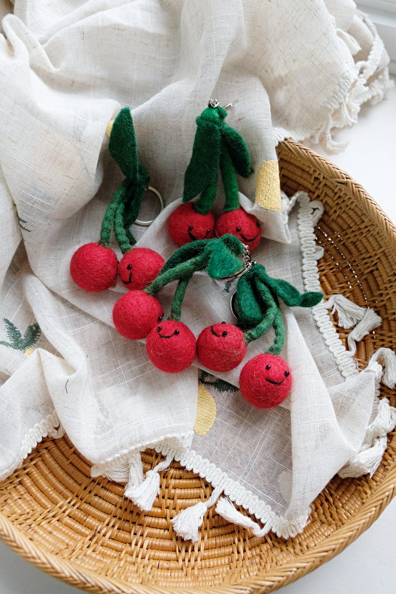 Nadelgefilzte Kirschen Schlüsselbund, handgemachter Wollfilz Obst Anhänger, Kawaii Kirsch Taschenanhänger