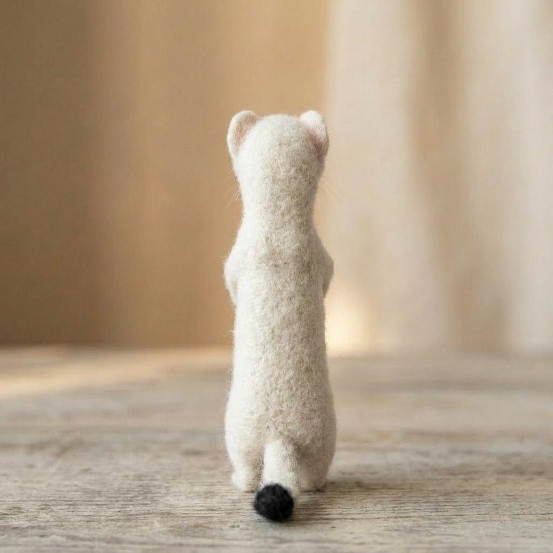 Weißes Hermelin Miniaturfigur aus Wolle, handgefertigt, Nadelfilz, 3,2 Zoll