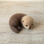 Nadelgefilzter Seeotter mit Herz – Handgefertigte Miniaturotter aus Naturwolle, 7,5 cm