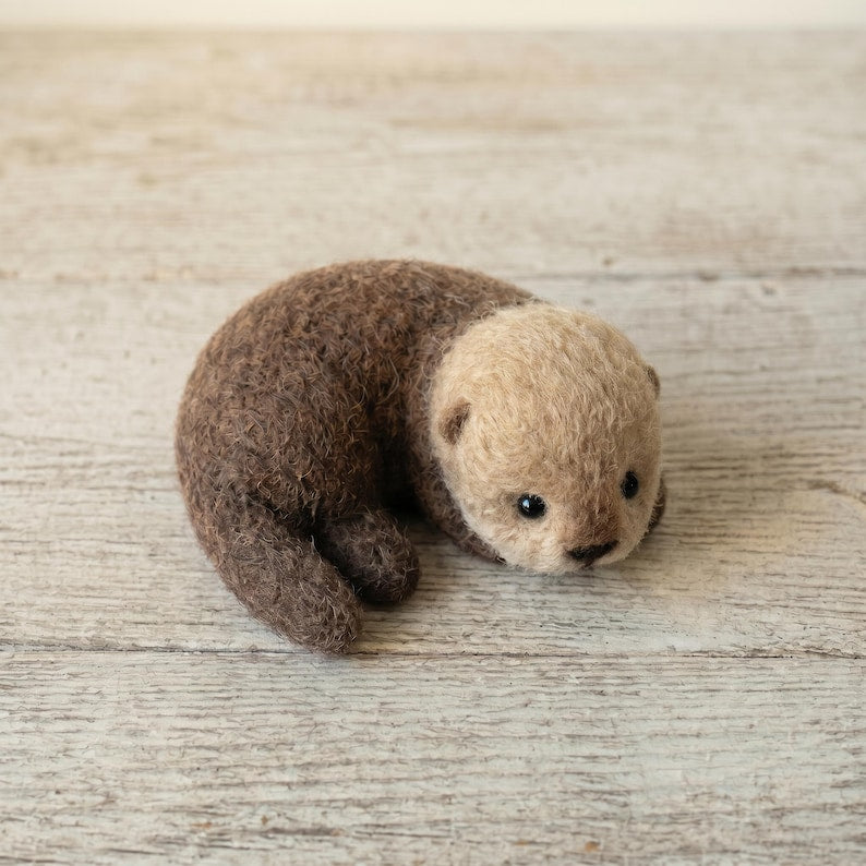 Nadelgefilzter Seeotter mit Herz – Handgefertigte Miniaturotter aus Naturwolle, 7,5 cm