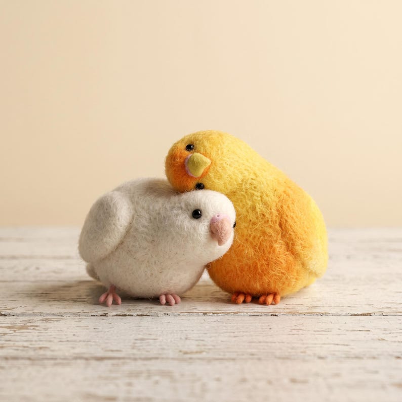 Nadelgefilzte Papageien-Miniaturfiguren-Set – Gelb-Weiße Liebesvögel aus Wolle